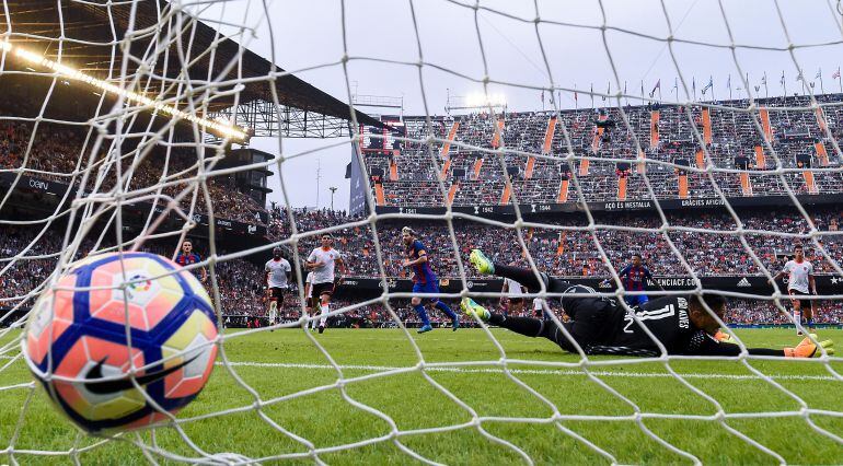 Mestalla, vista desde la parte posterior de una de sus porterías.