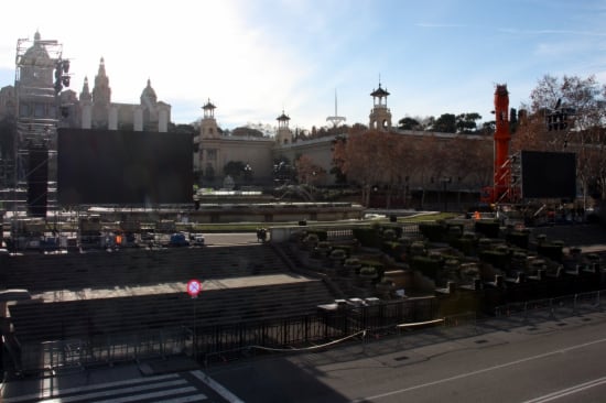 Els preparatius de la festa de Cap d'Any a l'avinguda Maria Cristina