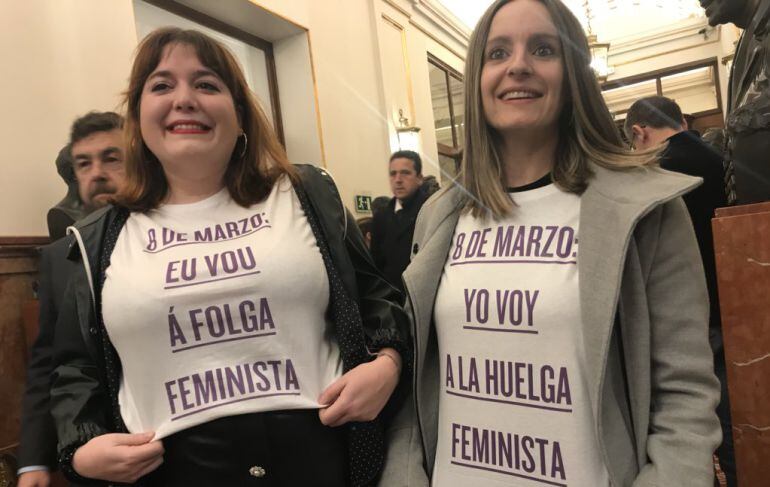 Dos diputadas de Unidos Podemos lucen sus camisetas.