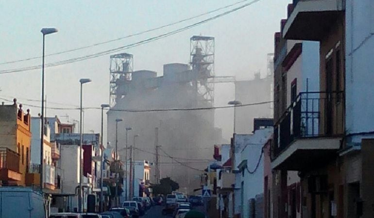 Instantánea de la nube de polvo que vienen soportando los vecinos de la Barriada La Liebre de Alcalá de Guadaíra 