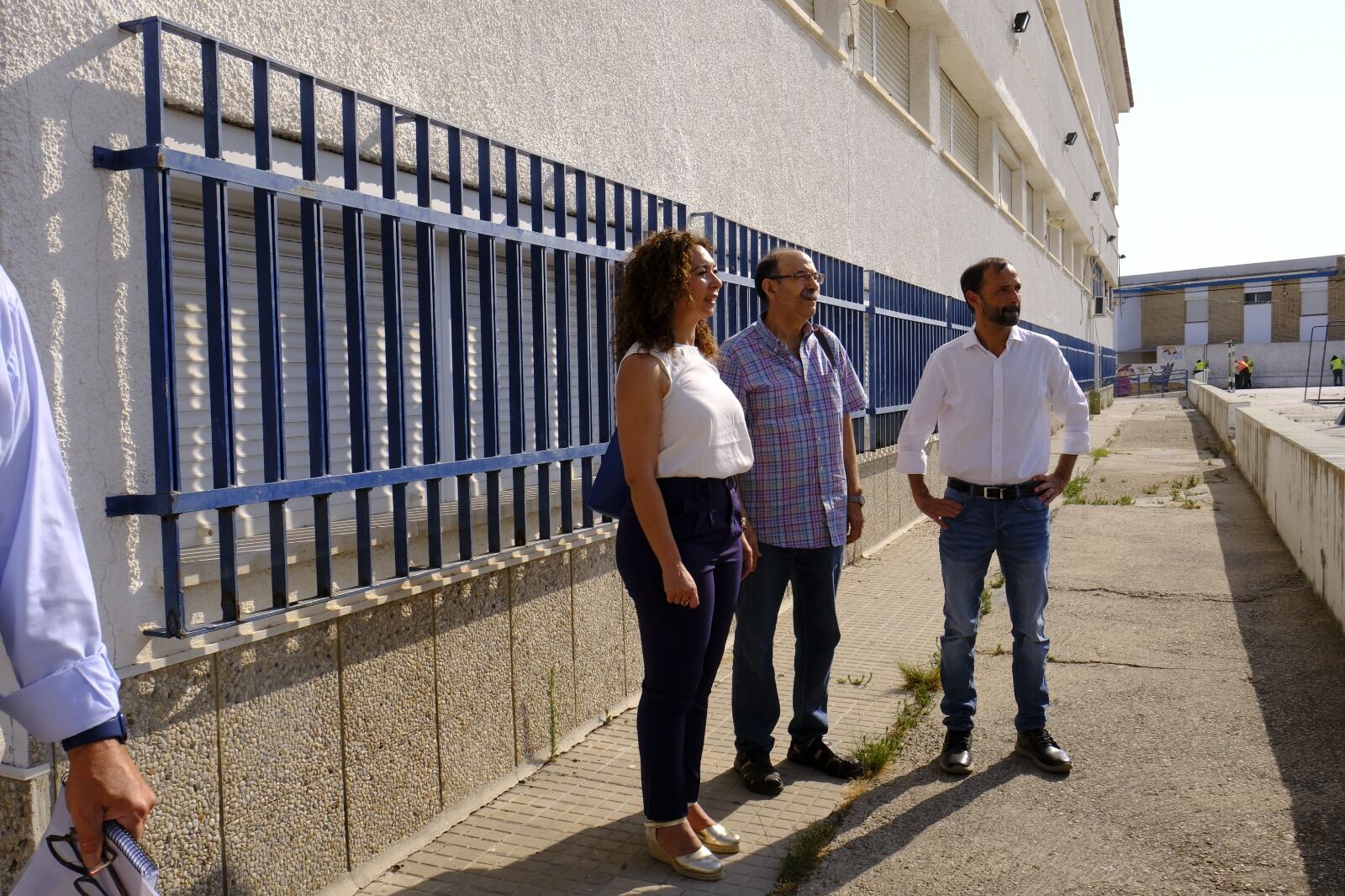 Víctor Mora durante una visita a las obras que se están ejecutando en el colegio