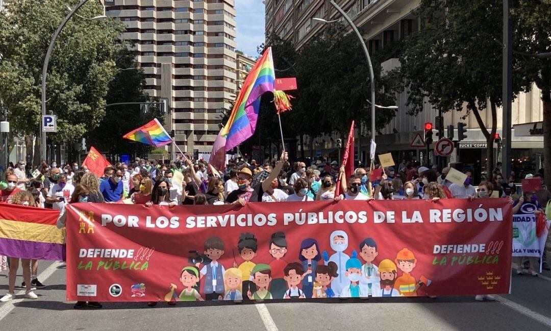 Manifestación en defensa de los servicios públicos convocada por la plataforma Defiende!!! La Pública