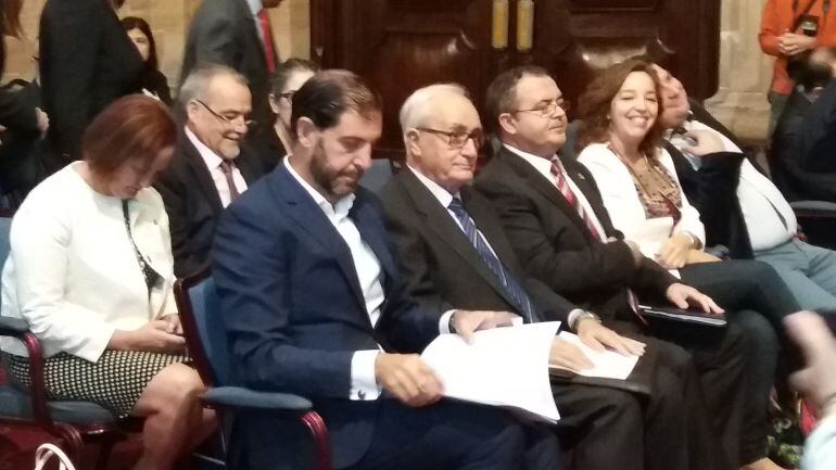 Pedro Luis Fernández y Juan José Cerezuela (segundo y tercero por la izquierda) en la presentación del manifiesto.