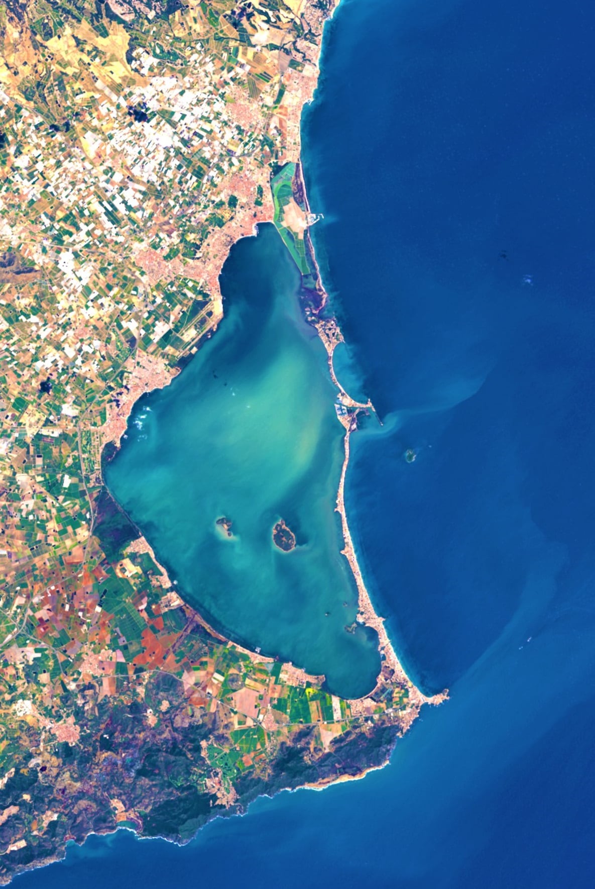 El Mar Menor a 23-04-22, en una primavera marca por la calima y los temporales, que ha supuesto la llegada de nuevos vertidos cargados de nutrientes