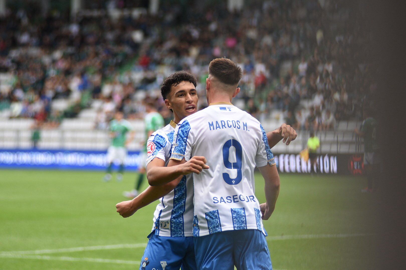 Marcos Moreno celebra con Valen Gómez el 0-1 del CF Talavera ante el Ferrol