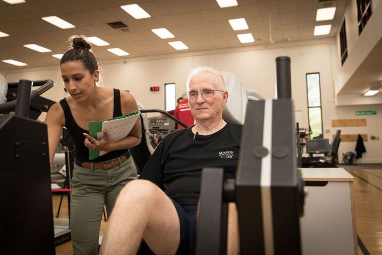 Una investigadora trabaja con uno de las personas de más de 70 años que accedió a probar este nuevo suplemento dietético que repara los músculos. 