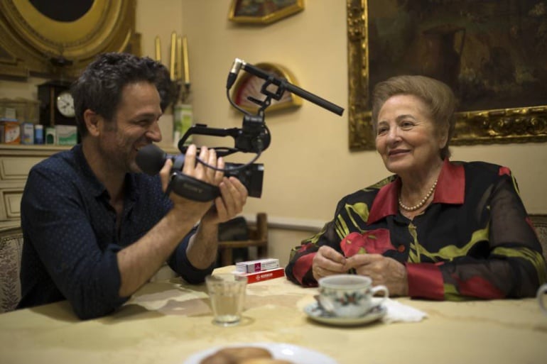 Gustavo Salmerón grabando a su madre, Julia, para el documental &#039;Muchos hijos, un mono y un castillo&#039;