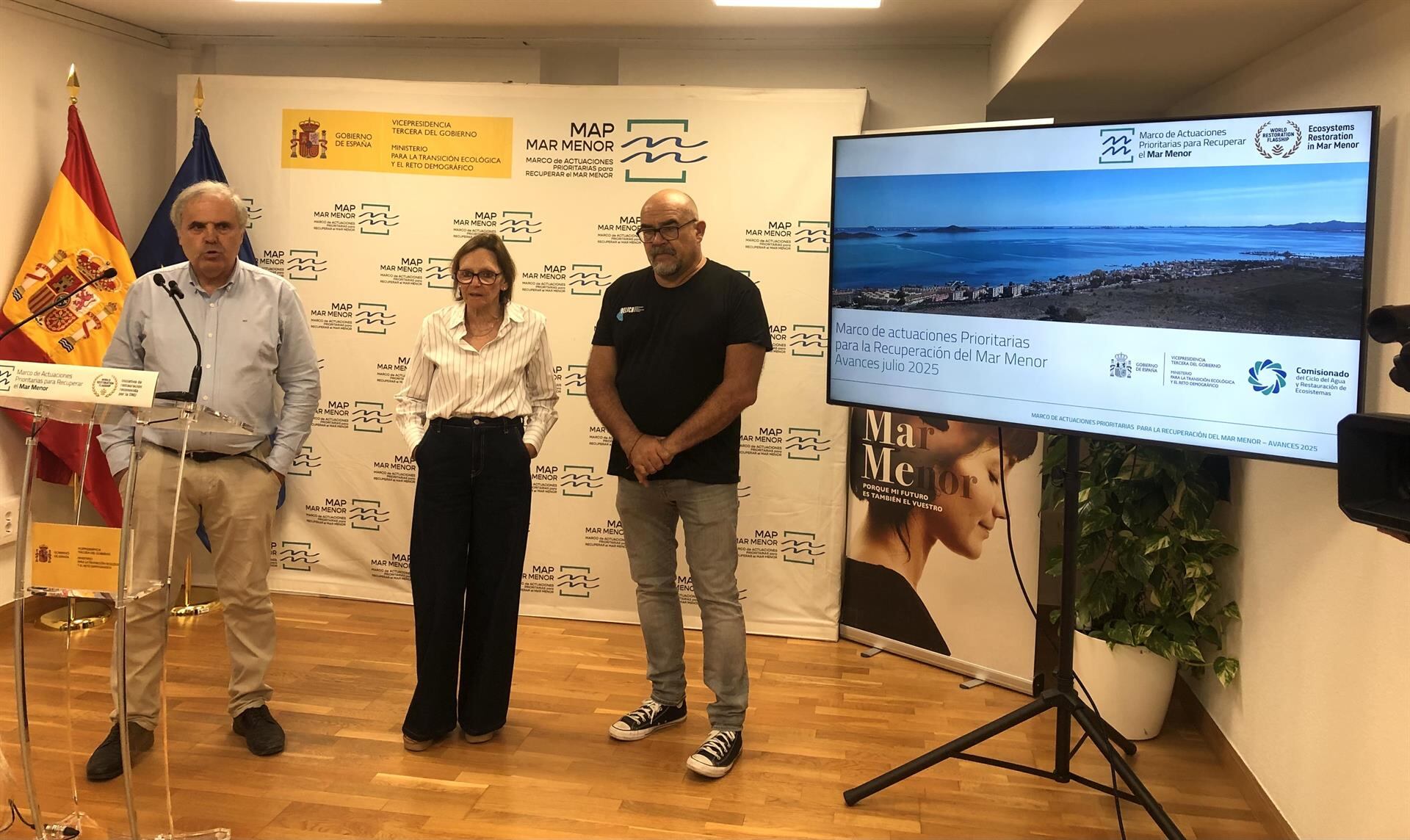 La comisionada del Ciclo del Agua y Restauración de Ecosistemas del MITECO, Francisca Baraza, junto a Jesús García, responsable de la Oficina de Planificación de la CHS y el coordinador del Proyecto Belich del IEO, Juan Manuel Ruiz