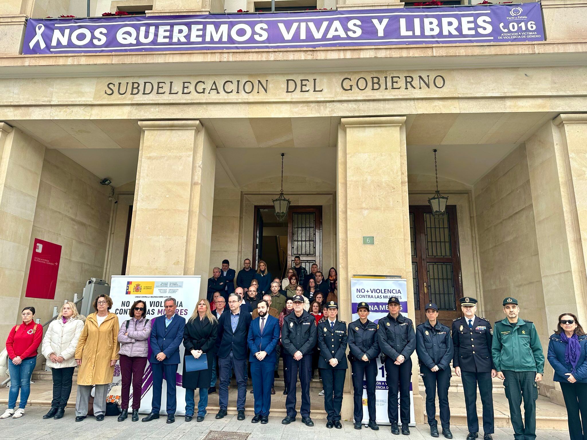 Minuto de silencio en la subdelegación del Gobierno de Alicante tras el asesinato machista de Oriana en la ciudad