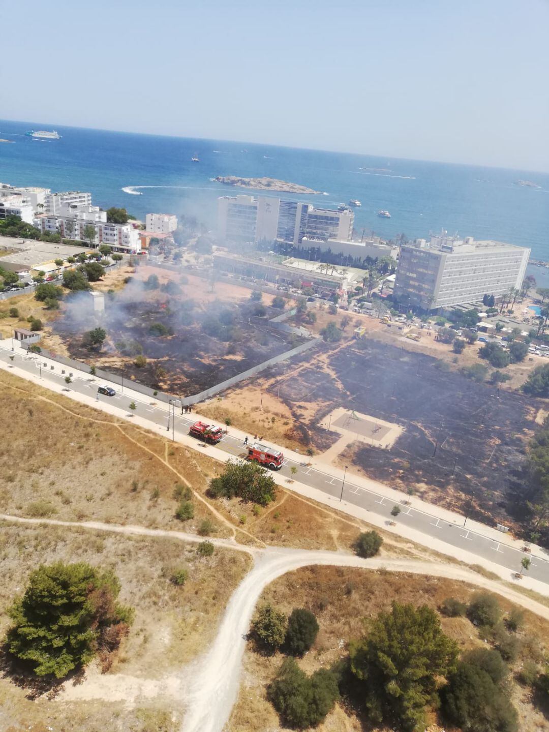 Imagen del descampado afectado por el incendio.