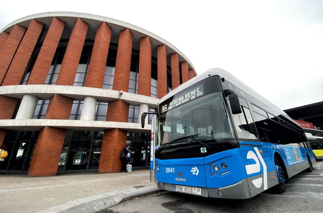 Un autobús de la EMT de la línea 86 sale de Atocha Renfe y se dirige a Villaverde Alto.