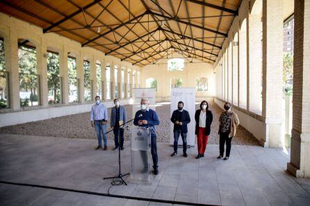 El alcalde Joan Ribó acompañado por el conseller de Educación y Cultura, Vicent Marzà, junto al vicealcalde y concejal de Ecología Urbana, Sergi Campillo; la secretaria autonómica de Cultura, Raquel Tamarit; la directora del IVAM, Gloria Anguita; y el gerente del Parque Central, Josep Tamarit