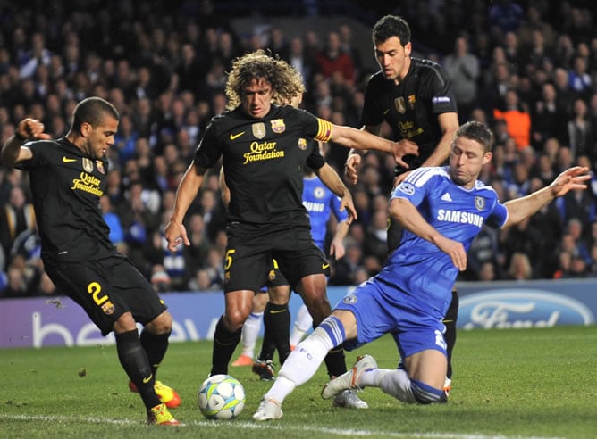 Gary Cahill pugna por el balón con Dani Alves, Carles Puyol y Sergio Busquets.