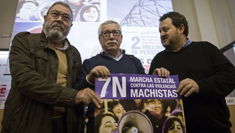 Los secretarios generales de CCOO, Ignacio Fernández Toxo (c); UGT, Cándido Méndez (i), y USO, Julio Salazar (d), sostienen un cartel informativo de la marcha estatal contra la violencia machista que se llevará a cabo el día 7 de noviembre con motivo del 