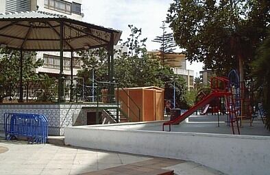 Parque infantil en la plaza de la Nogalera en Torremolinos (Málaga)