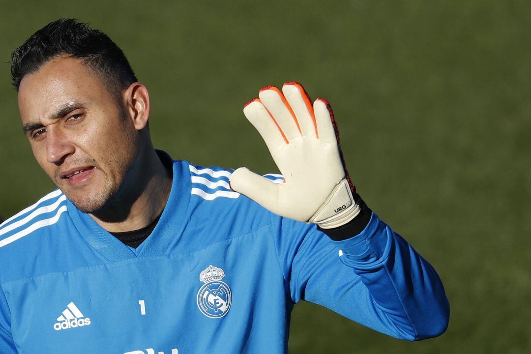 El portero costarricense del Real Madrid Keylor Navas, durante el entrenamiento en la Ciudad Deportiva de Valdebebas, de cara al partido de vuelta de octavos de final de la Copa del Rey contra el Leganés, que disputarán mañana en el Estadio de Butarque de Leganés.