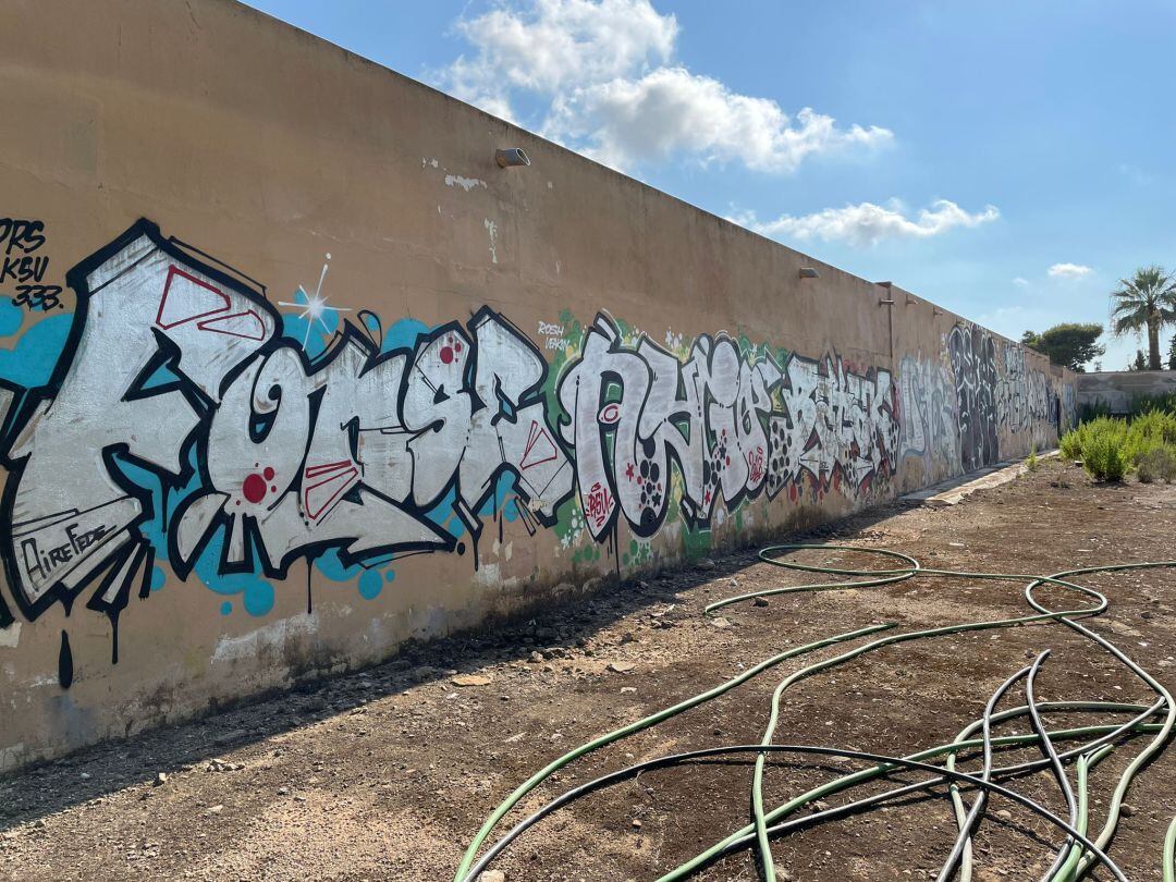 Grafitis en el muro del cementerio de Torrellano