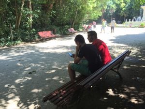 Dos jóvenes jugando a Pokémon GO en el Campo Grande