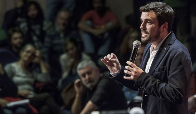 El candidato de IU-Unidad Popular a la Presidencia del Gobierno, Alberto Garzón, durante su intervención un acto de campaña para las elecciones del 20-D, en el barrio burgalés del Gamonal.