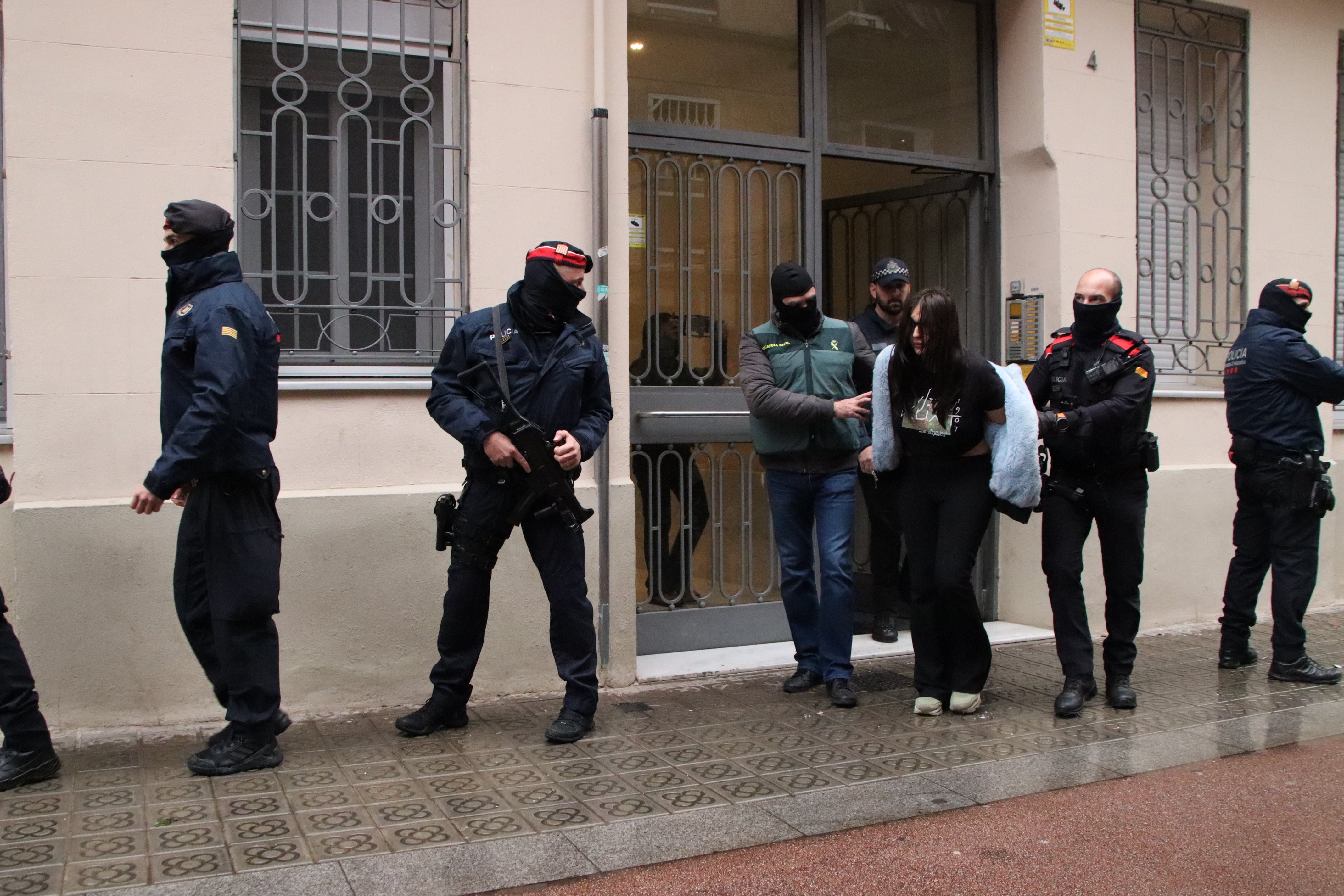 Els Mossos i la Guàrdia Civil treuen una dona detinguda d&#039;un domicili de Poblenou, a Barcelona