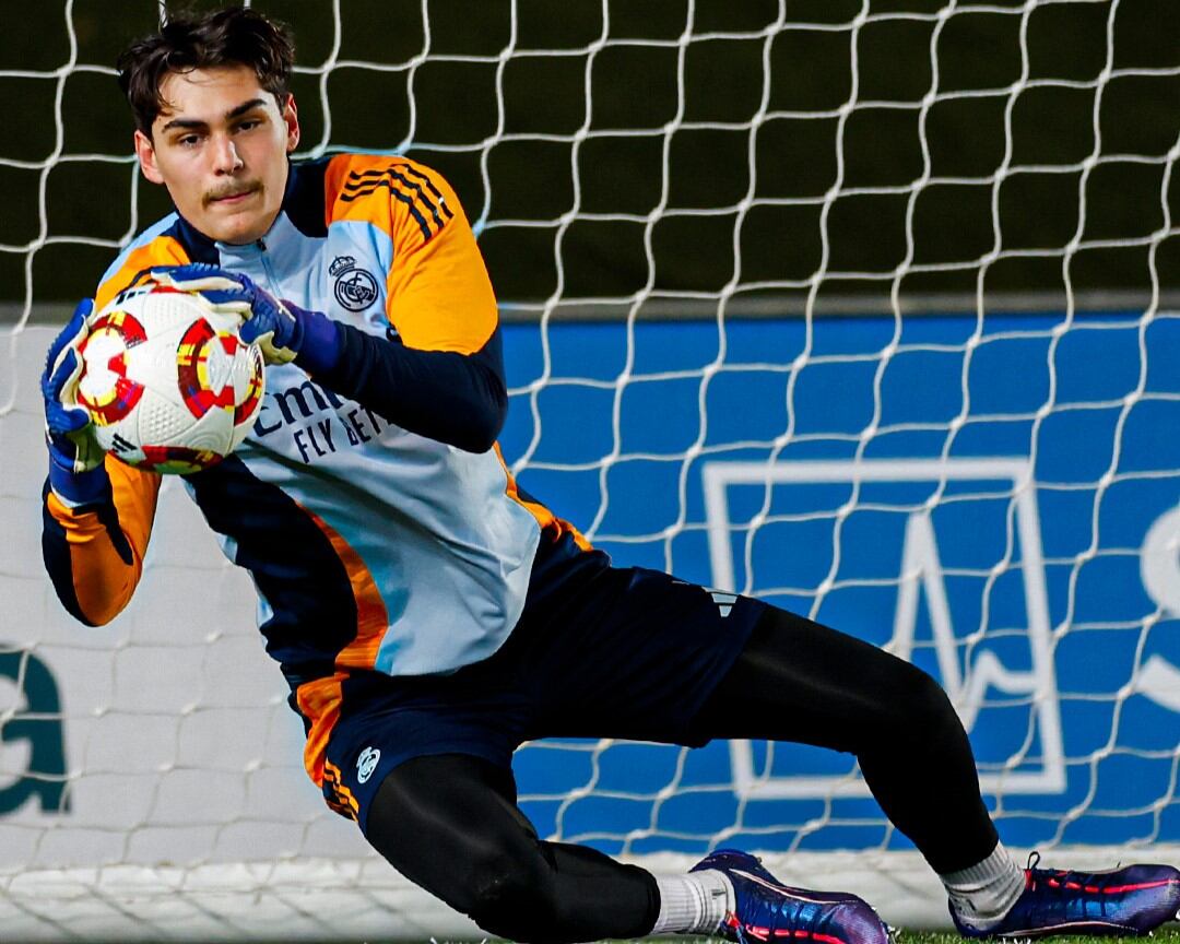 Diego Piñeiro entrena con el Real Madrid Castilla en enero de 2025.