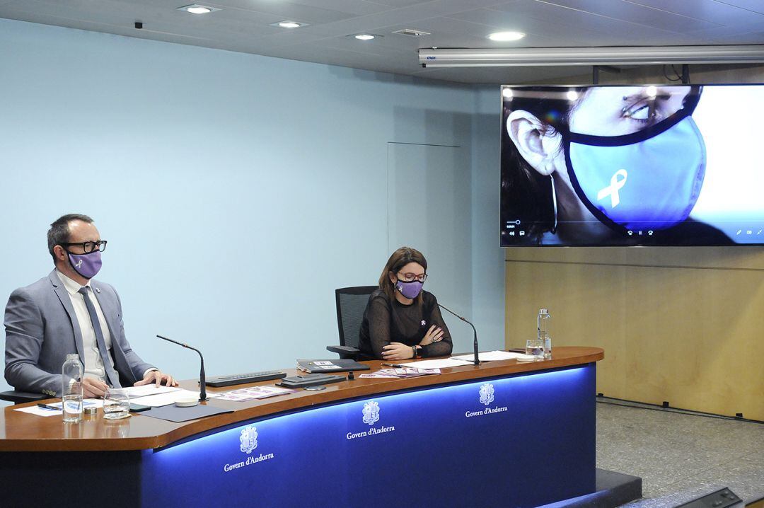 La cap de l'àrea de polítiques d'igualtat, Mireia Porras, i el ministre d'Afers Socials, Víctor Filloy, en la presentació de les dades del Servei d'atenció a les víctimes de violència de gènere.