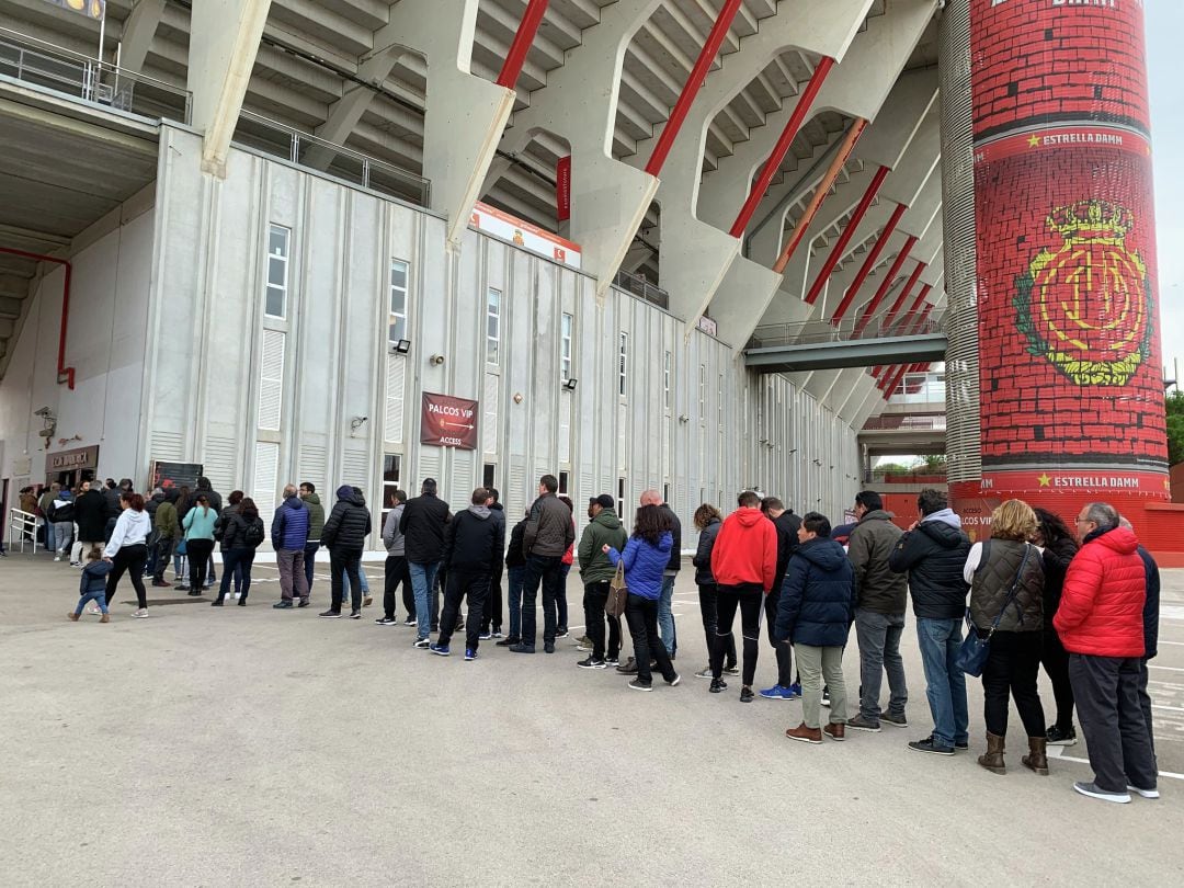 Largas colas en Son Moix para sacar una entrada para el RCD Mallorca-FCBarcelona