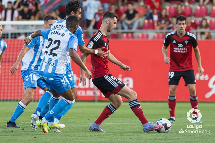 Ramalho intenta parar al delantero del Mirandés Raúl