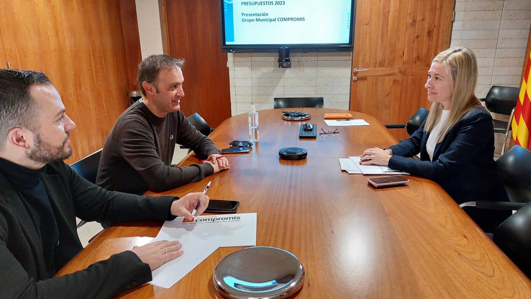 Imagen de la reunión de Compromís con la edil de Hacienda