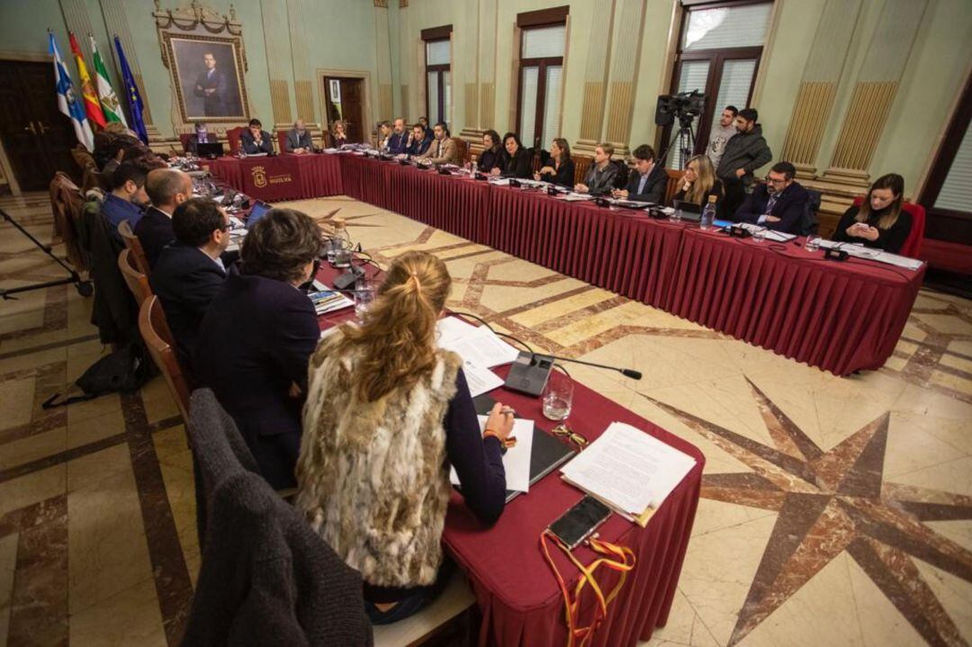 Momento del pleno del Ayuntamiento de Huelva 