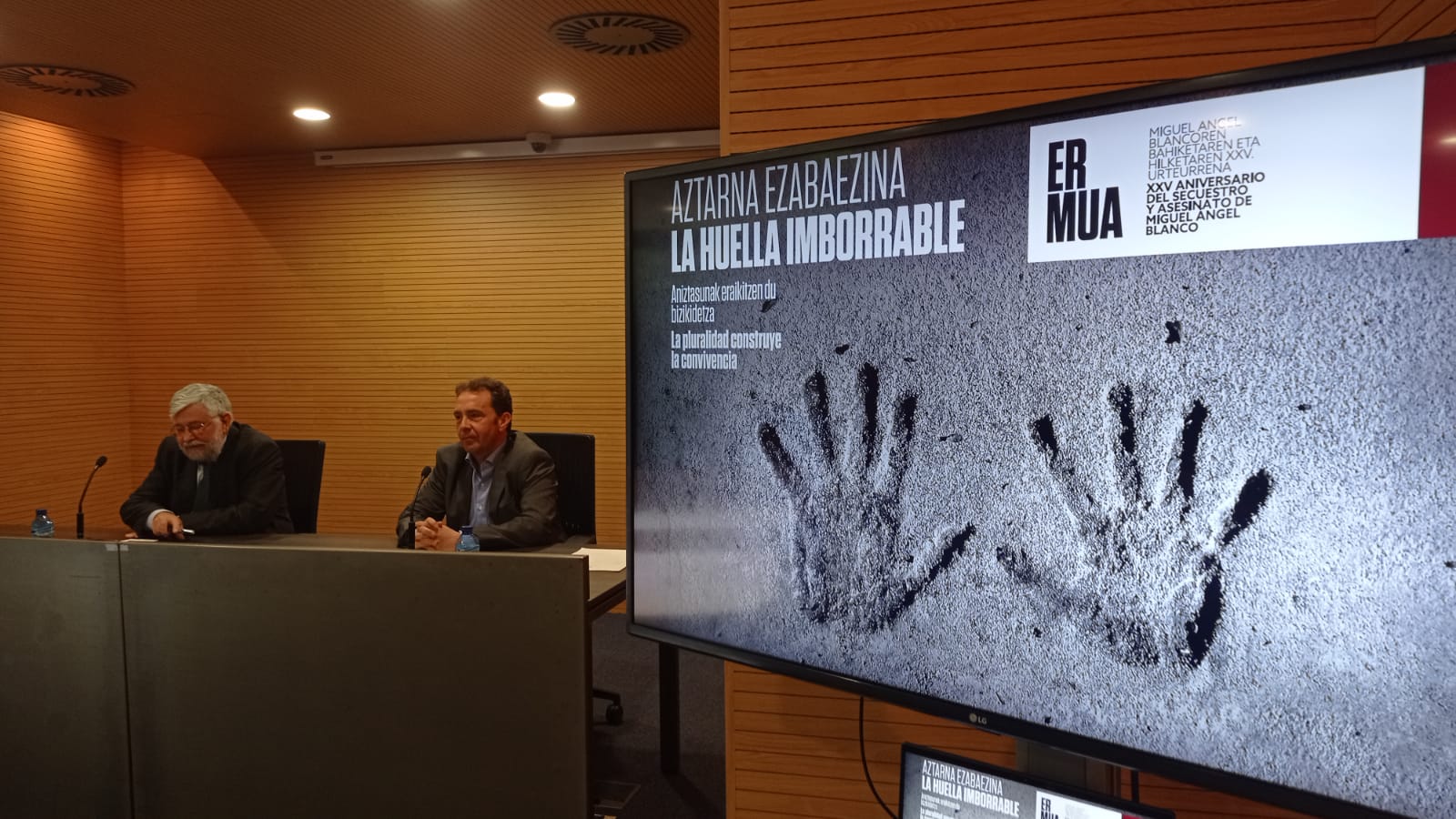 El Director del Memorial de Víctimas del Terrorismo, Florencio Domínguez, y el alcalde de Ermua, Juan Carlos Abascal, durante la presentación de los actos del XXV aniversario del asesinato de Miguel Ángel Blanco / JON ROJAS