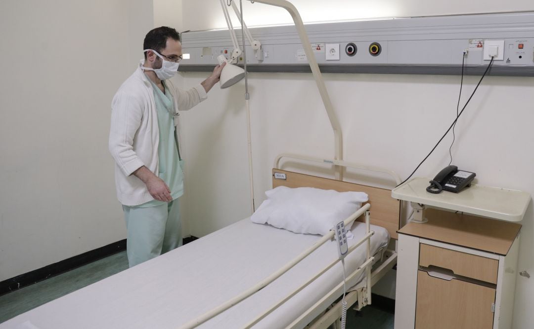 Un profesional sanitario en una habitación de hospital.