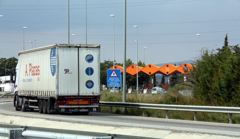 Camió circulant per l'autopista.