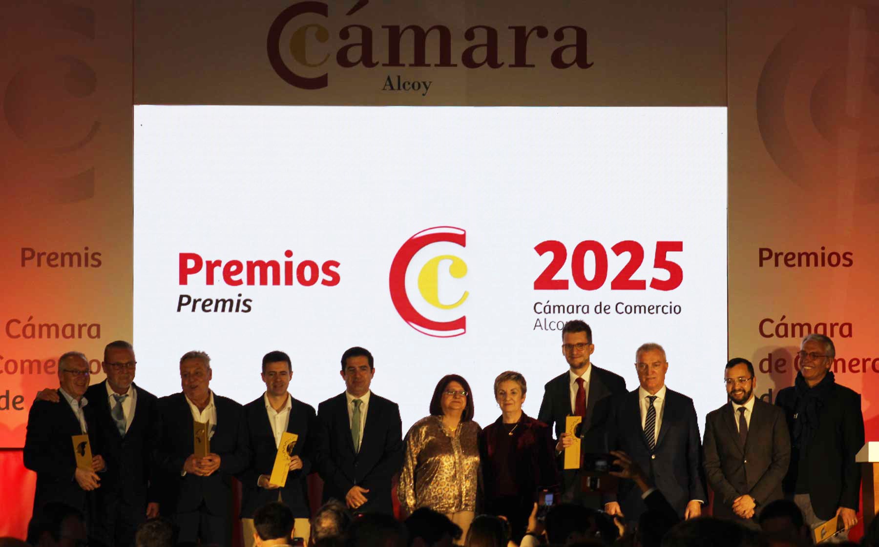 Foto de familia al final del acto con los ganadores de cada una de las categorías y las autoridades presentes