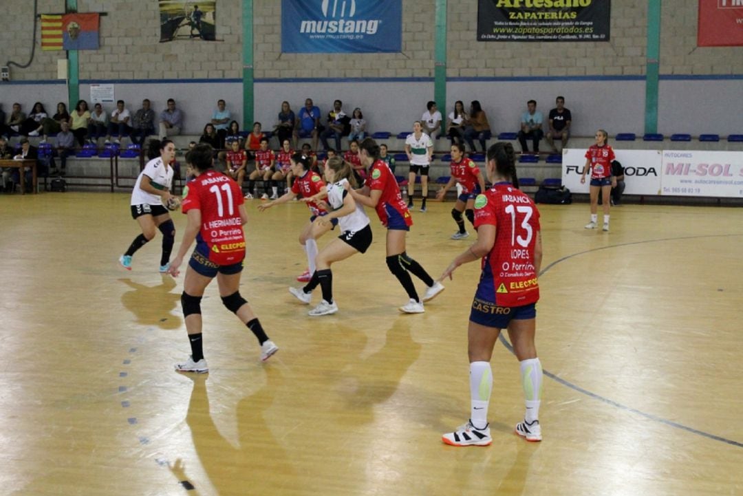 El Club Balonmano Elche sigue la estela del líder Bera Bera