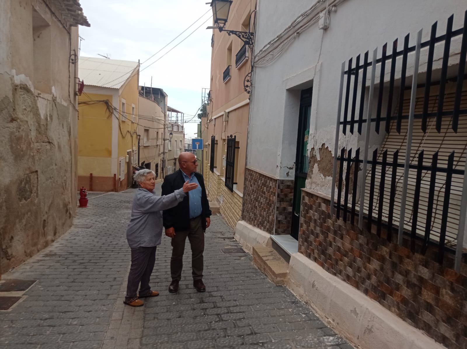 María Ponce, vecina de San Roque y el edil de izquierdas, Pedro Sosa