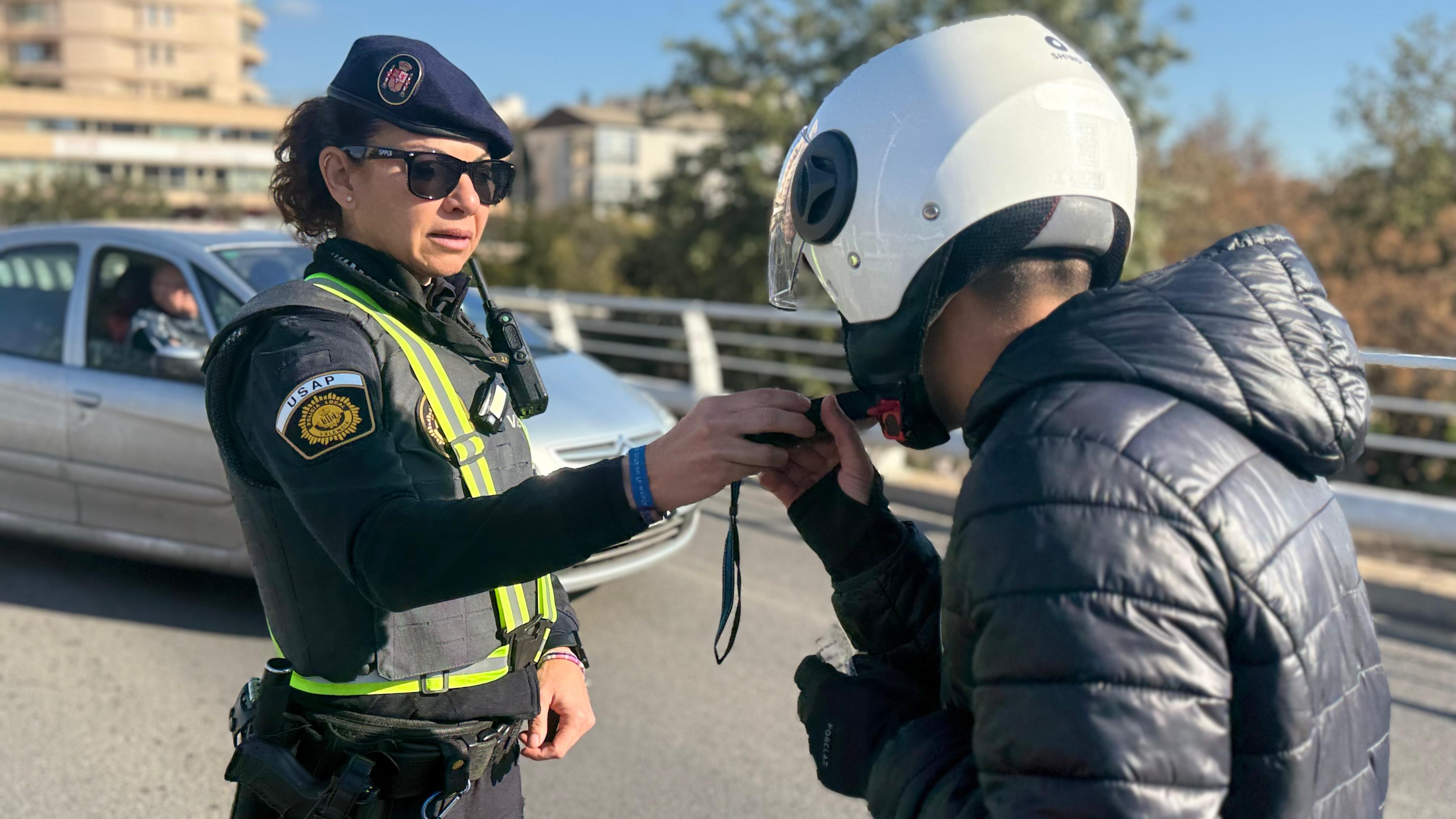 Una agente de la Policía Local de València realiza un control de alcoholemia a un motorista.