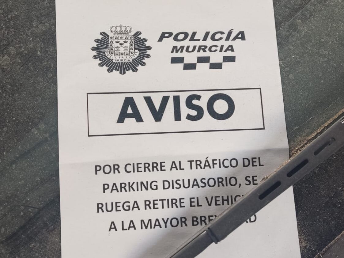 La Policía Local de Murcia ha estado dejando avisos en los vehículos aparcados