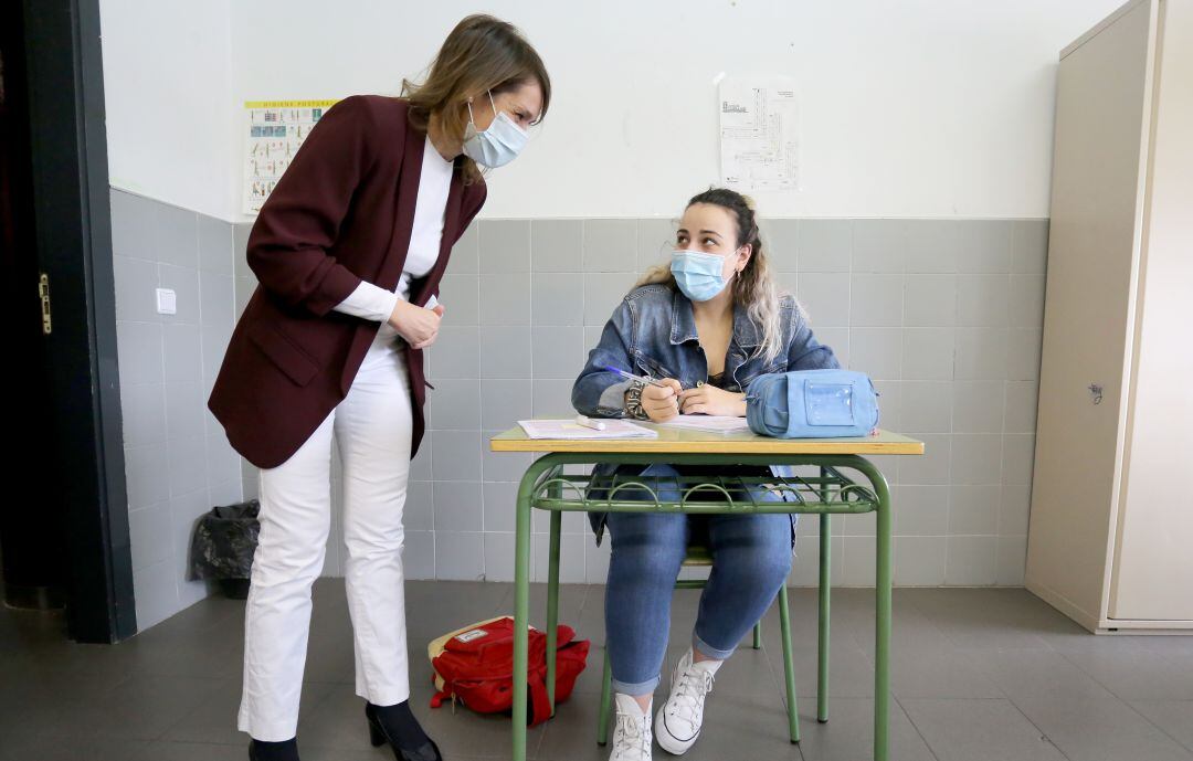 La consejera de Educación visita un IES