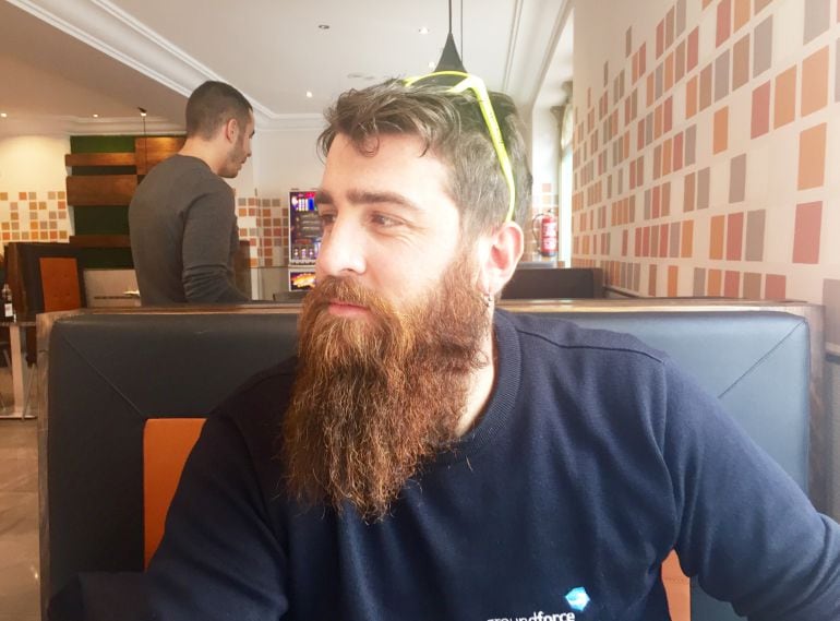 Un joven hipster en una cafetería de Elche