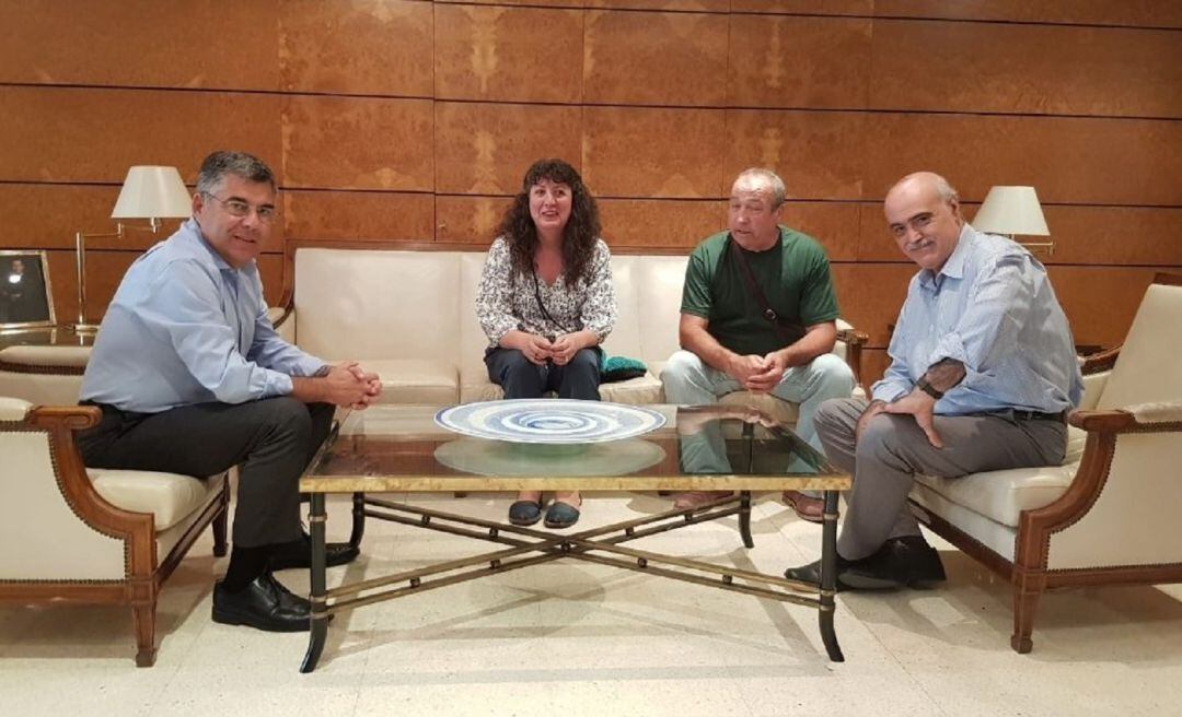 El delegado del Gobierno en la Comunitat Valenciana Juan Carlos Fulgencio ha recibido a los familiares d Mariano Vicente, represaliado castellano-manchego, desaparecido en 1941 y cuyos restos fueron hallados 75 años después en el Cementerio General de Val