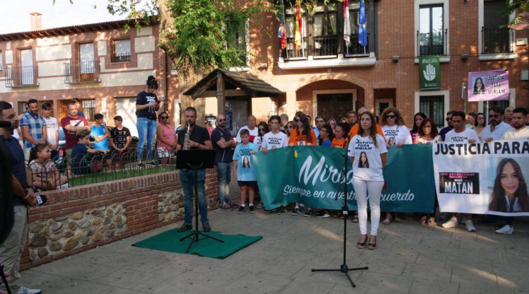 Familiares y amigos de Miriam se concentraron hace un mes en Alovera, dopnde viven sus padres, pidiendo justicia por su muerte.