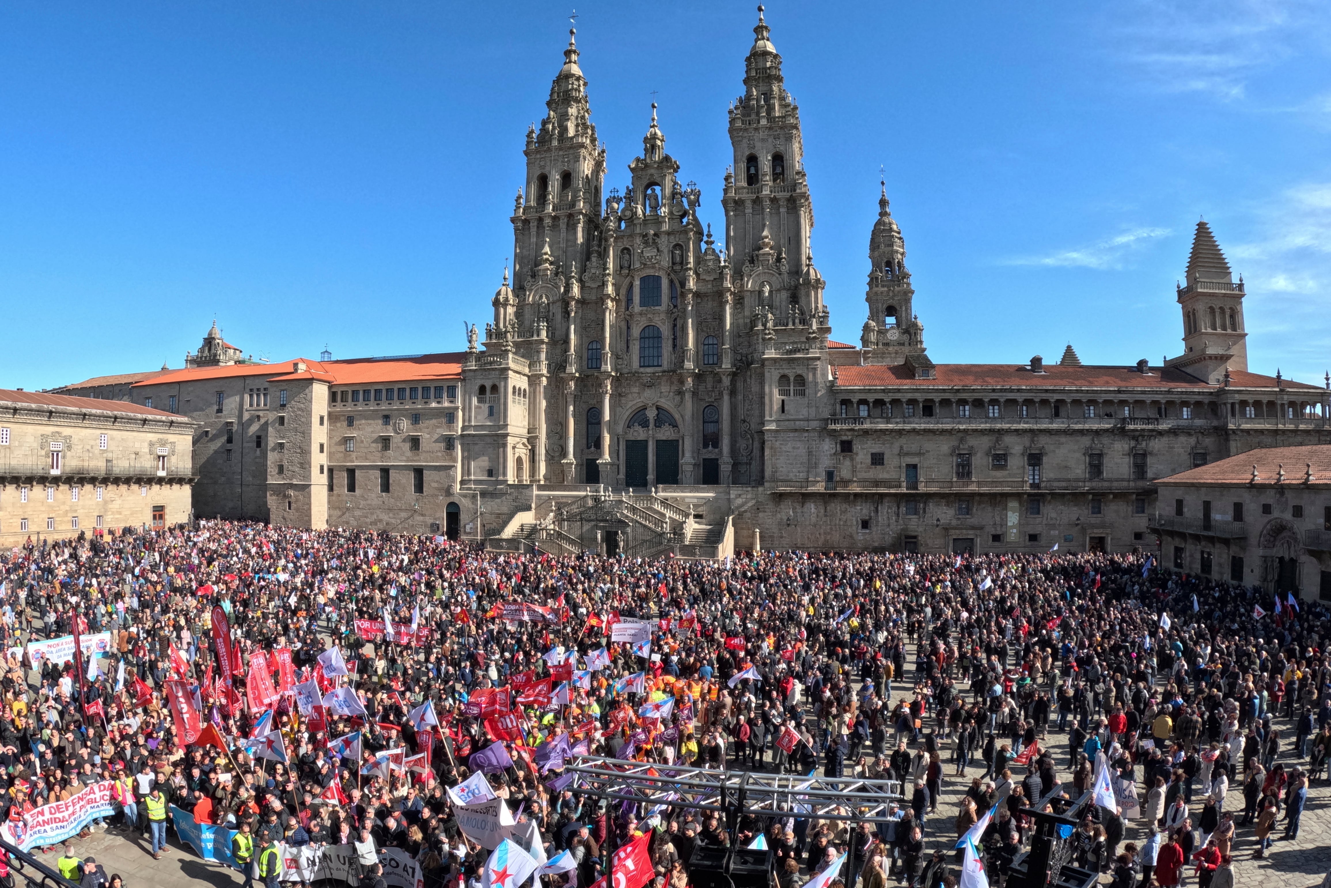 SANTIAGO DE COMPOSTELA, 12/02/2023.- Miles de personas, abarrotan la plaza del Obradoiro, convocadas por SOS Sanidade Pública, plataforma que en Galicia agrupa sindicatos, partidos, y organizaciones sociales y profesionales, durante la manifestación contra el colapso de las urgencias en hospitales, el aumento de las listas de espera y en defensa de la atención primaria, esta mañana en Santiago de Compostela.- EFE/Lavandeira jr
