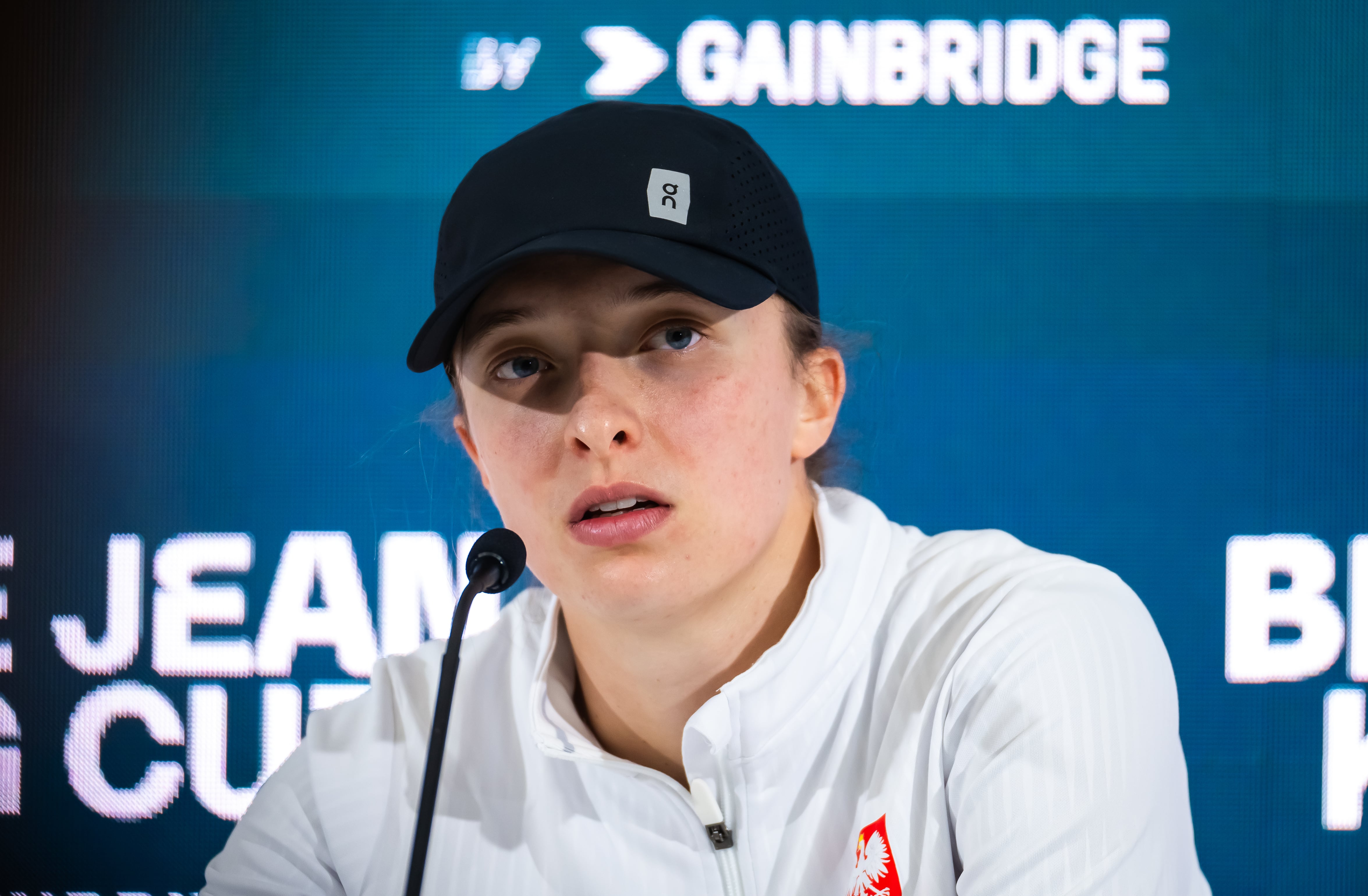 Iga Swiatek habla con los medios en la Billie Jean King Cup (Robert Prange/Getty Images).