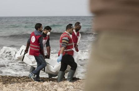 momento en que recuperan uno de los cuerpos de los migrantes ahogados 