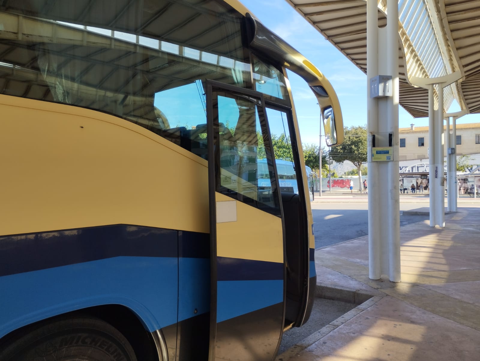 Un autobús espera en la estación de Castellón.