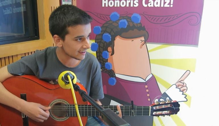 Miguel Novo interpreta varios pasodobles en la semifinal del Doctorado Honoris Cádiz