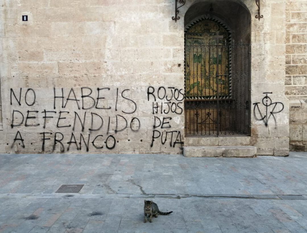 Pintada en la fachada de la iglesia de San Nicolás. &quot;No habéis defendido a Franco&quot;