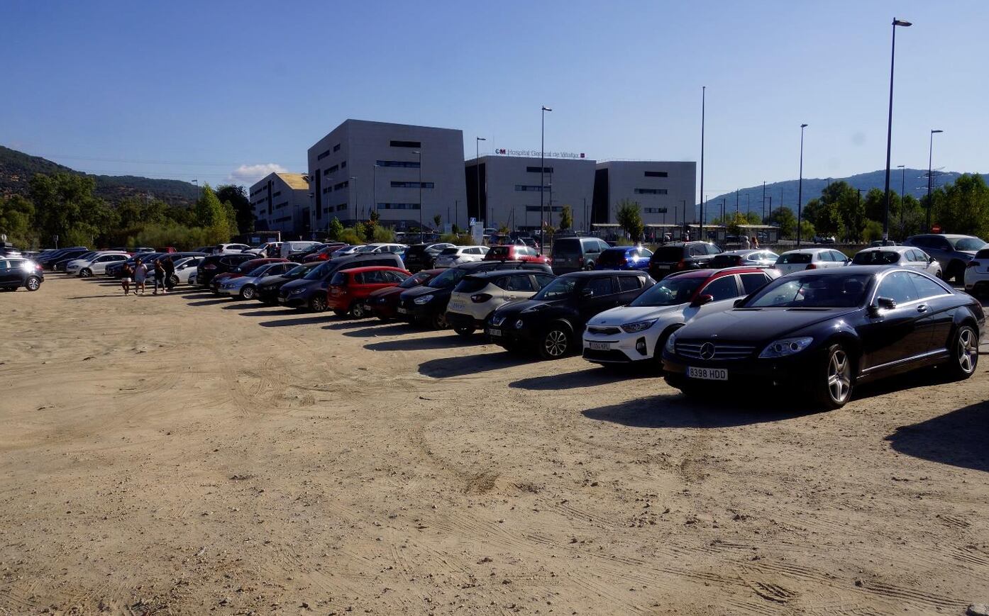 Terrenos protegidos usados como aparacamiento por los usuarios del Hospital de Villalba