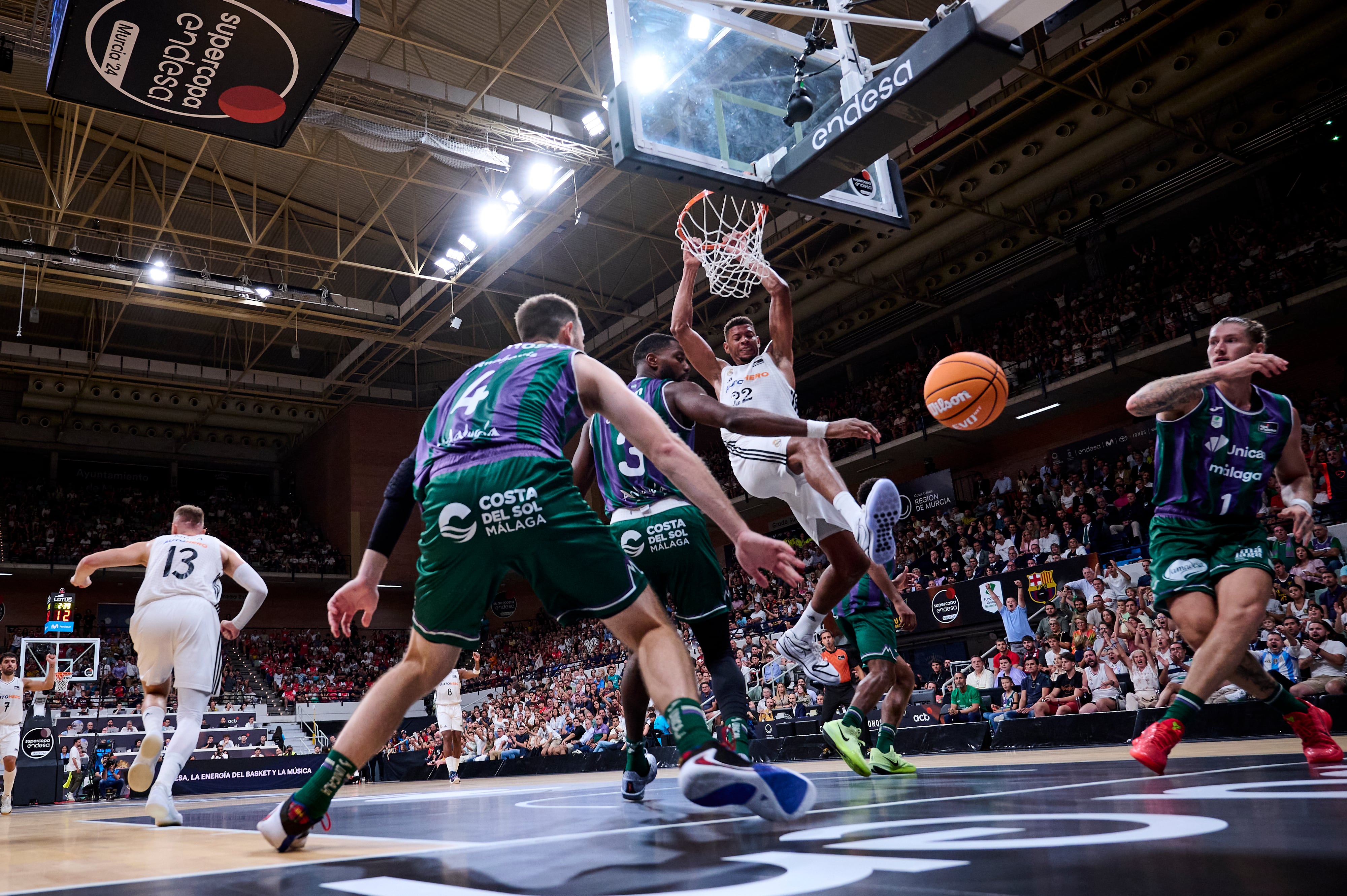 Edy Tavares cuelga un mate durante la final de la Supercopa entre Real Madrid y Unicaja